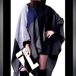 *****Like New***** Women’s Jon & Anna Contemporary Poncho.